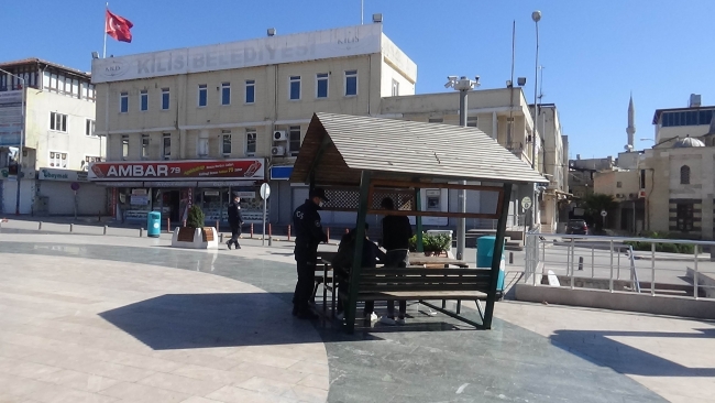 Polis sokağa çıkan 65 yaş ve üzerindeki vatandaşı evlerine gönderiyor